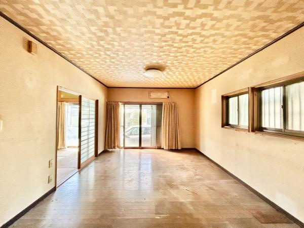 高知市朝倉丙　中古一戸建ての居間・リビング|【現況写真】リビングです