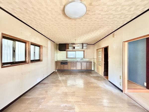 高知市朝倉丙　中古一戸建ての居間・リビング|【現況写真】リビングです