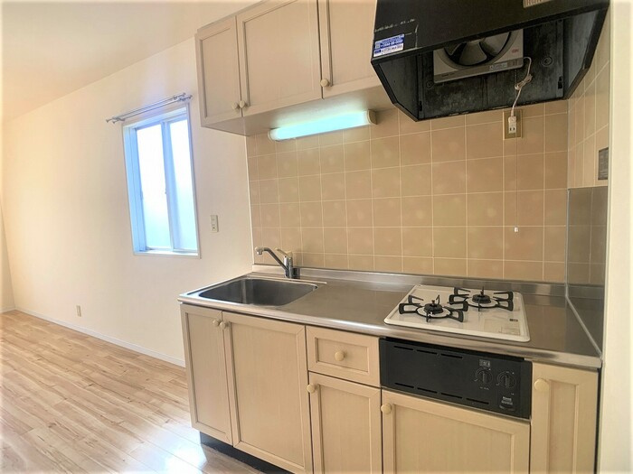 アペックス日進のキッチン|２口コンロ、グリルが付いたシステムキッチン