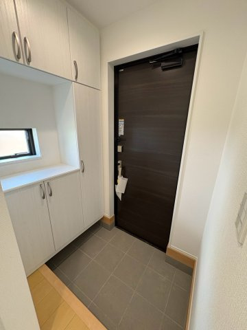 須磨区多井畑筋替道　新築戸建ての玄関|収納もある玄関です