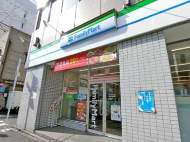 ファミリーマート　築…まで227m