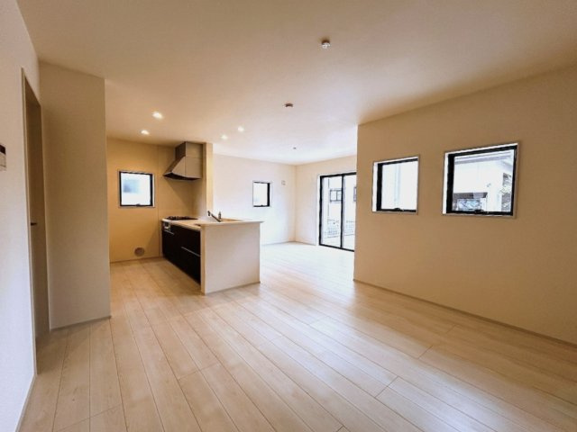 【LiveleGarden】宇都宮市西川田南 第9 全2棟の居間・リビング|〇1号棟・18帖リビングダイニング〇
食事をするダイニングと、くつろぐリビングを分ける事で、生活にメリハリが生まれ食事のマナーも向上！食後はソファへ移動して心ゆくまでリラックス♪
※2026年6月撮影