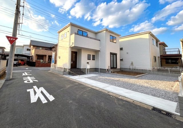 【LiveleGarden】宇都宮市西川田南 第9 全2棟の前面道路含む現地写真|〇1号棟〇
広々5ｍの西側前面道路。駐車もラクラクです♪
車通りも穏やかで、子育て世代にも嬉しい安心の住環境です。
※2026年6月撮影