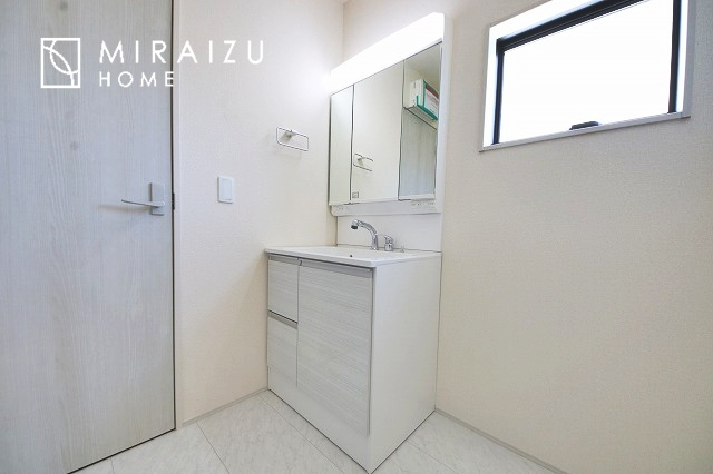 【独立洗面台】 | 高級感漂う洗面台です。鏡の後ろの収納棚もとても充実しております。コスメが大好きな奥様も、女子力高いご主人様もきっとご満足いただける収納力です。三面鏡なので、ヘアセットにも便利です。