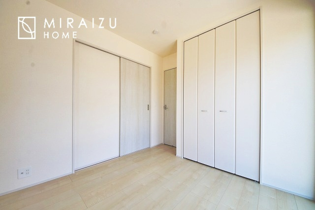 【洋室】 | 居心地の良さそうなリラックスできる空間。独立性のある建物ですので、ご自分の時間を大切にしたご家族様にぴったりです！