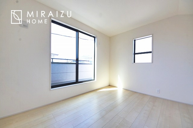 【子供部屋】 | お子様のお部屋にも主寝室にも使えますね。窓が二面についていますので採光もばっちり、空気の入れ替えもOK！自分のお部屋を持ちたいお子様の夢を叶えます！