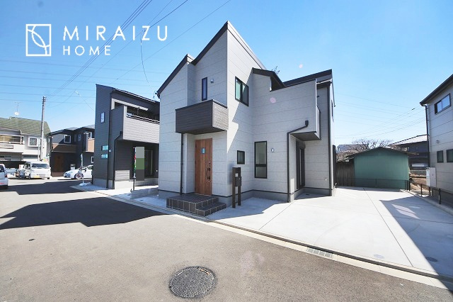 【外観】 | 青く澄み渡った綺麗な空と、陽の光をたっぷりと受ける、そんな新築住宅で新生活をスタートしてみませんか？見学・ご相談等、ミライズホーム(株)までお気軽にご連絡下さい。
