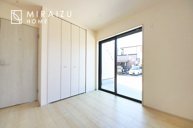 【洋室】 | 心も体も癒されるゆったりと落ち着いた洋室。窓が多いつくりになっています。窓が多いと明るい空間を保ち、室内へ気持ちの良い風も取り込んでくれます。