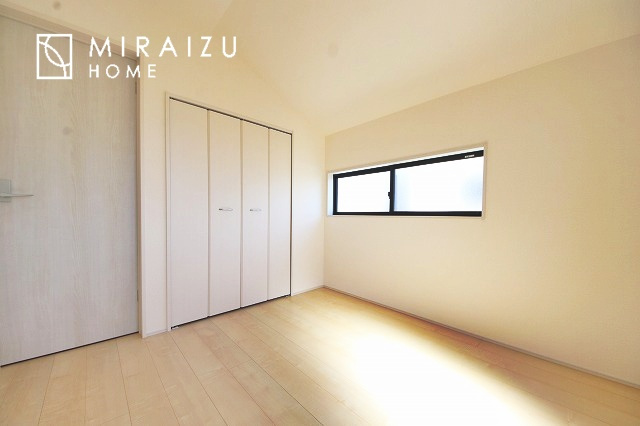 【寝室】 | 収納あり、自然な採光ありの洋室。家族みんなが気持ち良く目覚められる、過ごしやすい主寝室などにもお勧め。もちろん、ペットもご一緒に。