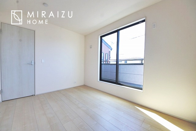 【子供部屋】 | 床のフローリングもオシャレな洋室が嬉しいです。独立性のある住宅ですので、各居室それぞれ、テイストの違うお部屋インテリア造りをしても面白いかもしれませんね！