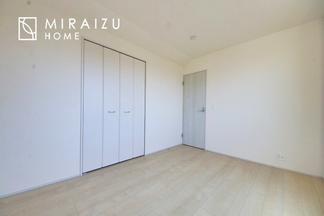 【洋室】 | 小鳥の鳴き声で目覚める朝、爽やかな風が入ります。太陽の陽射しでお洗濯物がカラッと乾き、気持ちの良い洋服とお布団で快適に過ごせます。