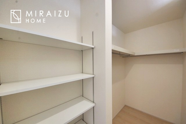 【収納】 | 収納あり、自然な採光ありの洋室。家族みんなが気持ち良く目覚められる、過ごしやすい主寝室などにもお勧め。もちろん、ペットもご一緒に。