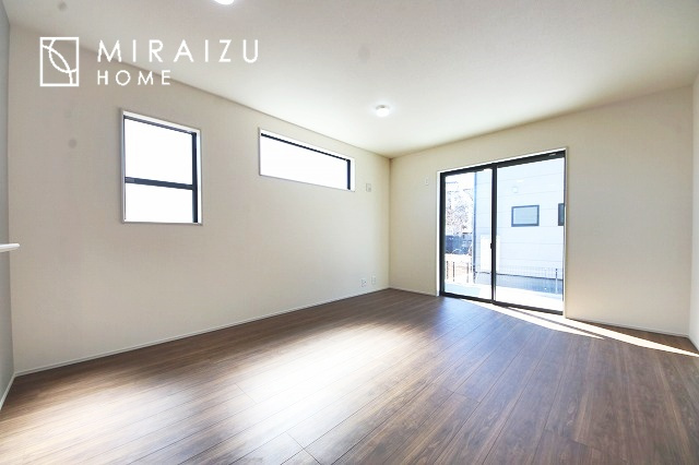 【居間・リビング】 | 明るい光が取り入れられる空間設計のリビングです。インテリア配置もしやすい間取りです。壁や床の色と合わせて落ち着いたインテリアも選びたいですね♪グリーンを飾っても素敵だと思います。