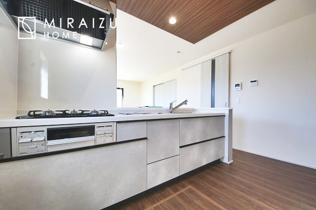 【キッチン】 | 洗練されたキッチンでは毎日の家事を少しでも楽に快適に工夫したいですね、大きいシンクではお皿洗いもストレスフリー、3口コンロでは要領よくお料理も可能です。レンジフードもお掃除がしやすい設計が嬉しい。