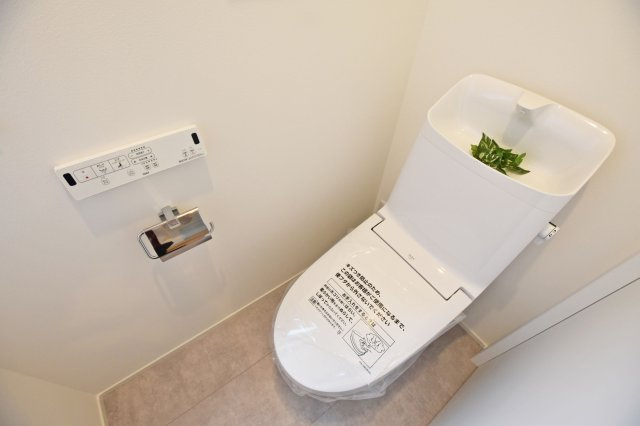 西宮市老松町新築一戸建│３LDK+駐車1台可のトイレ|1、2階にトイレを配置し、来客時も気兼ねなく利用可能◎
温水洗浄便座付きトイレで快適にご利用いただけます。