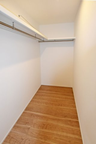 西宮市老松町新築一戸建│３LDK+駐車1台可の収納|-6.7帖洋室ウォークインクローゼット-
主寝室にはWICL付。衣類はもちろん季節家電やスーツケースなどもしっかり収納できます。