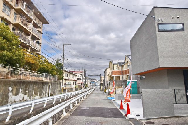 西宮市老松町新築一戸建│３LDK+駐車1台可の前面道路含む現地写真|前面道路は北西側4.0ｍです。