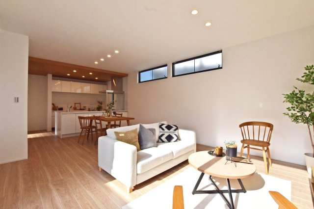 西宮市老松町新築一戸建│３LDK+駐車1台可の居間・リビング|南側バルコニーから日が差し込む明るく・開放的な約20.2帖のLDK。
2階リビングの為、道路からの視線も気になりません。