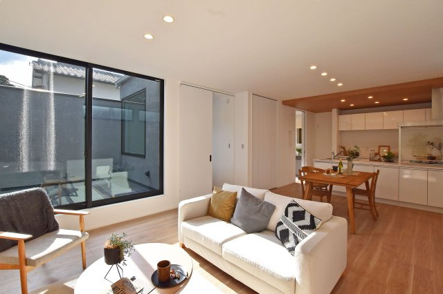 西宮市老松町新築一戸建│３LDK+駐車1台可の居間・リビング|キッチン前に４人掛けのダイニングテーブルがゆとりをもって置ける空間です。
明るくて広いリビングで一家団欒の時間をお過ごしください。
