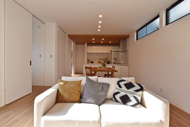 西宮市老松町新築一戸建│３LDK+駐車1台可の居間・リビング|天井にはダウンライトを採用することで余計な印象を与えず、空間全体がスッキリとした印象に◎