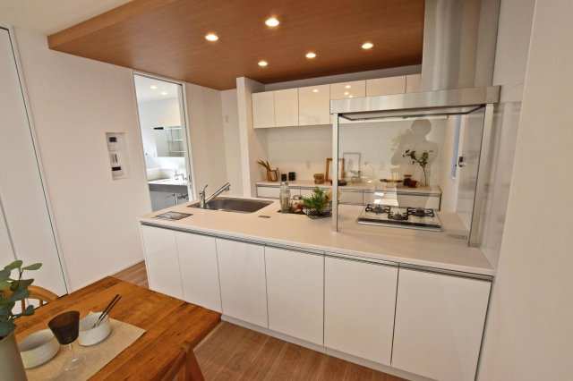 西宮市老松町新築一戸建│３LDK+駐車1台可のキッチン|キッチンの前面収納を活用すれば生活感が出やすい小物なども収納ができ、家族が集まる空間がスッキリと片付きます。
