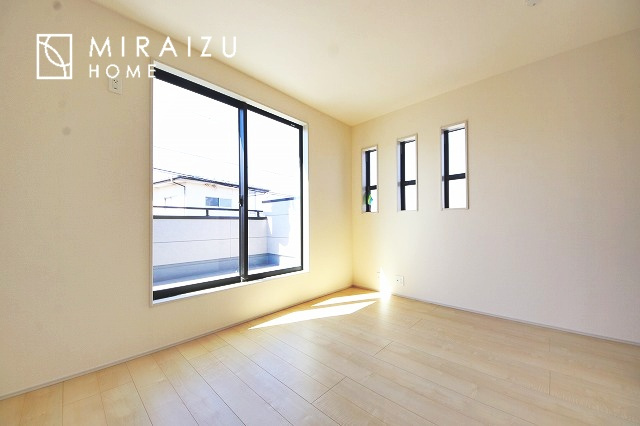 【寝室】 | 広さのある洋室は、ご夫婦様の寝室にぴったりですね。ご主人様の趣味のものや書斎などにも使用できるくらいの広さが嬉しいです。収納もばっちり完備してますのでお荷物が多いご家族様も安心してお暮しいただけます！