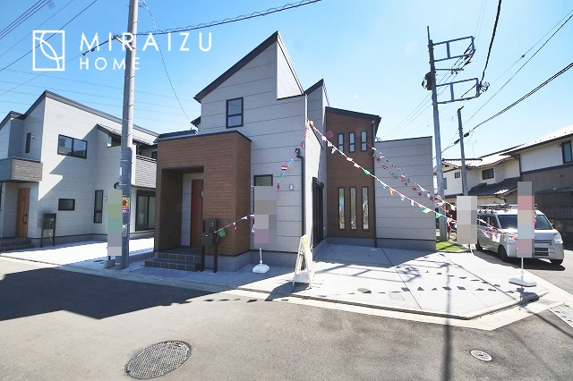 【外観】 | 青く澄み渡った綺麗な空と、陽の光をたっぷりと受ける、そんな新築住宅で新生活をスタートしてみませんか？見学・ご相談等、ミライズホーム(株)までお気軽にご連絡下さい。