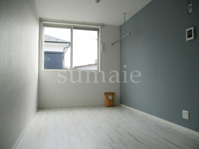 K-RESIDENCEの居間・リビング|アクセントクロスがオシャレ☆彡