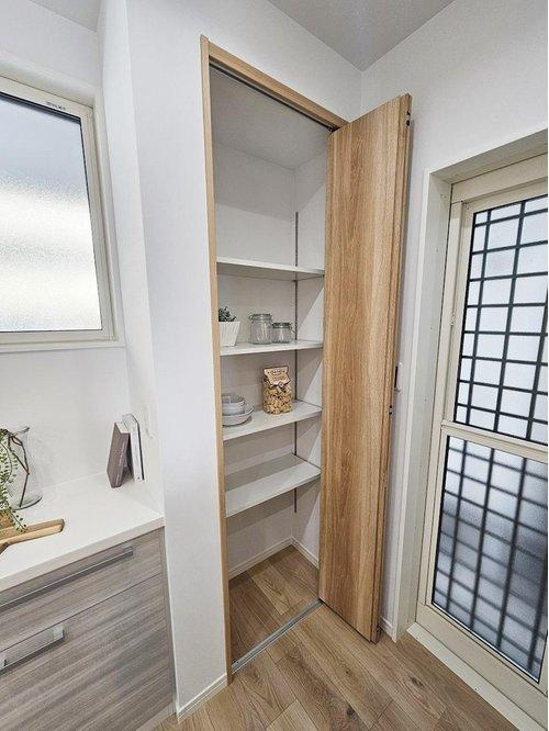 新庄町の収納|キッチンパントリー☆
食材のストックなどを置いておくとキッチン回りもスッキリとします♪