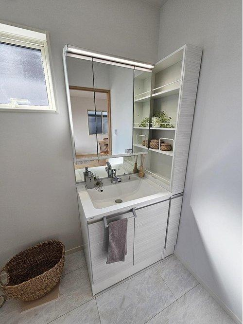 新庄町の洗面所|シャワー付き洗面化粧台☆
洗面台にシャワー機能が付いたもので、シャンプーなども行える多機能洗面台です。また、顔や手を洗うためだけではなく、シャワー付き洗面台を使えば手洗い洗濯などでも利用できます♪