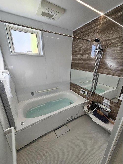 新庄町の浴室|浴室乾燥機気の付き1坪タイプの浴室☆
ユニットバスは、気密性にも優れています。そのため、冬場でもお湯が冷めにくく、暖かい空間を維持することができます。