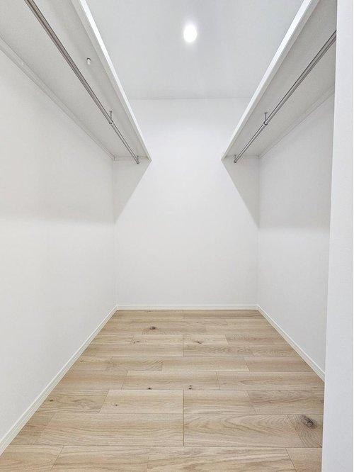 新庄町の収納|ウォークインクローゼット☆
広々としたスペースがあるので春夏秋冬、季節ごとのお洋服全てをまとめてしまっておけるので、季節の変わり目に入れ替えを行う、衣替えが不要になります。