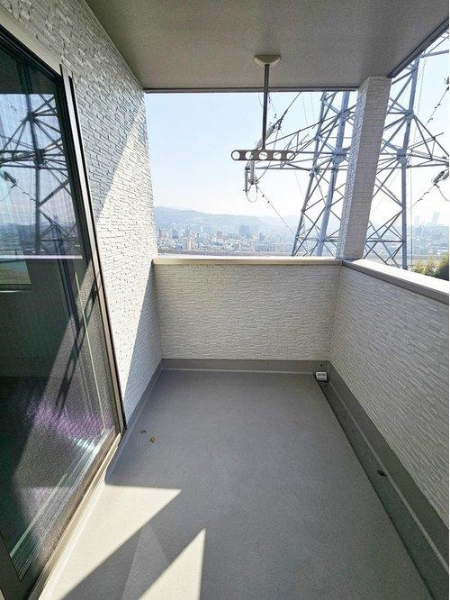 新庄町のバルコニー|屋根付きバルコニー☆
屋根も付いているので多少の雨でも洗濯物が濡れる心配はありません♪