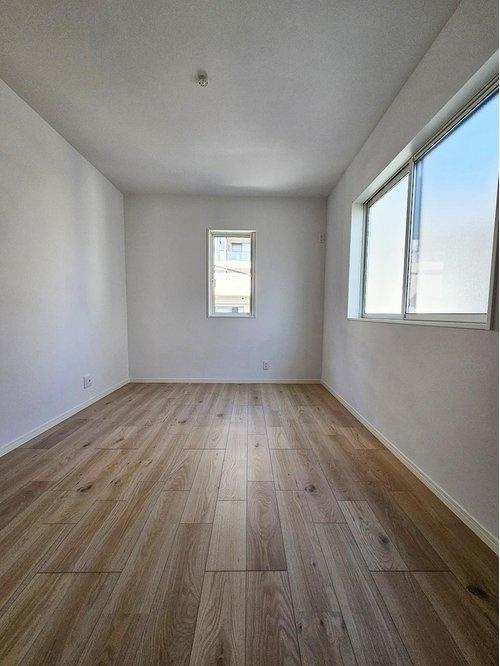 新庄町の内装|6.5帖の洋室☆
2面採光で明るいです♪