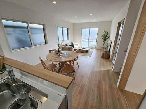 新庄町の居間・リビング|17.8帖の広くて明るいリビング☆
東側に掃き出し窓もあり、2面採光のため開放的でとても明るいです♪