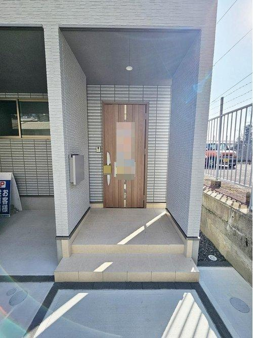 新庄町の玄関|玄関ポーチには屋根も付いており、雨が降っても濡れる心配はありません♪