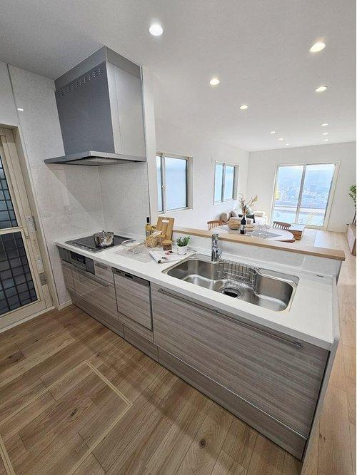 新庄町のキッチン|人造大理石天板使用のシステムキッチン☆
人造大理石天板は水垢が付きにくく汚れが落ちやすいのでお手入れも楽ちんです♪