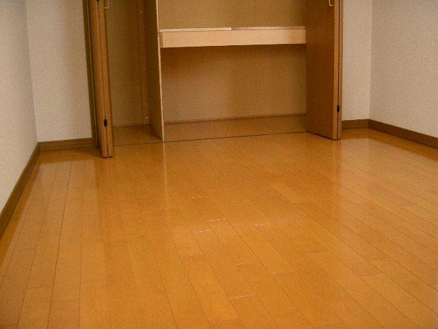 ヴァイオレットハイツの洋室