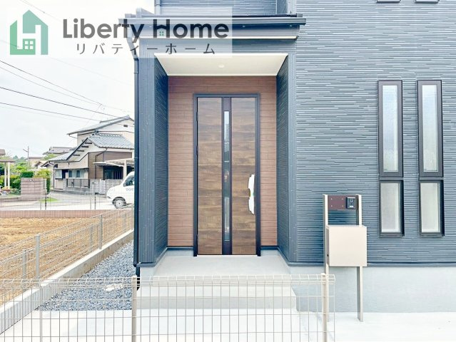 石岡市石岡3期　新築戸建のエントランス