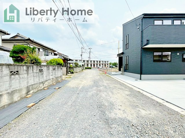 石岡市石岡3期　新築戸建の前面道路含む現地写真