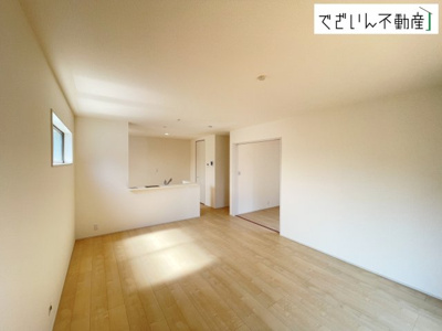 【居間・リビング】 | Livele Garden.S上里町七本木 第6　新築住宅 | ≪1号棟≫南からたっぷり差し込む陽光が、家族の団らんをあたたかく照らす。広々としたLDKは、子どもが走り回っても余裕のある安心空間です。
現地(2026年7月撮影)