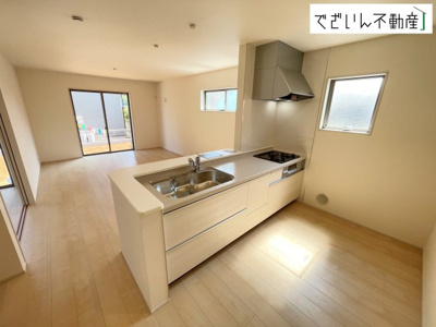 【キッチン】 | Livele Garden.S上里町七本木 第6　新築住宅 | ≪1号棟≫広がるやすらぎのプライベート空間。大きい窓から射しこむ眩い光が、広々としたキッチン・リビング空間を鮮やかに映し出します。
現地(2026年7月撮影)