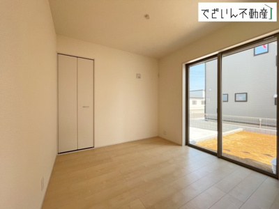 【洋室】 | Livele Garden.S上里町七本木 第6　新築住宅 | ≪1号棟≫センスが求められるプライベート空間だからこそ、自分の個性を飾るにふさわしい癒しと寛ぎの空間を演出します。
現地(2026年7月撮影)