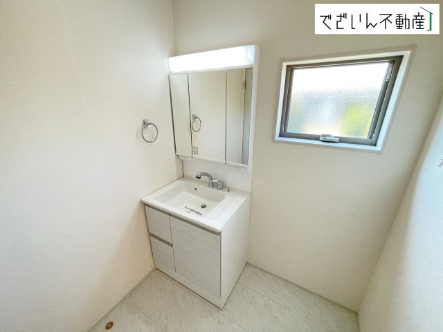 【独立洗面台】 | Livele Garden.S上里町七本木 第6　新築住宅 | ≪1号棟≫朝の支度も家族並んでスムーズに。洗面台の広さと収納力が、忙しい毎日を支えてくれます。
現地(2026年7月撮影)
