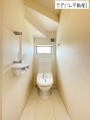 【トイレ】 | Livele Garden.S上里町七本木 第6　新築住宅 | ≪1号棟≫シンプルで清潔感のある空間は、毎日使う場所だからこそ嬉しい。家族みんなが快適に過ごせる工夫が詰まっています。
現地(2026年7月撮影)
