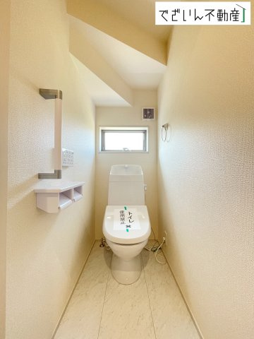 【トイレ】 | Livele Garden.S上里町七本木 第6　新築住宅 | ≪1号棟≫シンプルで清潔感のある空間は、毎日使う場所だからこそ嬉しい。家族みんなが快適に過ごせる工夫が詰まっています。
現地(2026年7月撮影)