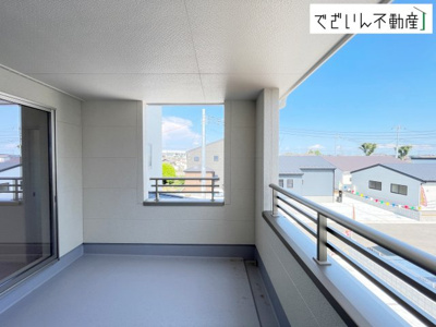 【バルコニー】 | Livele Garden.S上里町七本木 第6　新築住宅 | ≪1号棟≫植物を育てたり、椅子を置いて読書したり。暮らしにちょっとした豊かさを添える空間です。
現地(2026年7月撮影)