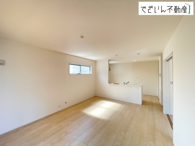 【居間・リビング】 | Livele Garden.S上里町七本木 第6　新築住宅 | ≪1号棟≫洋室と隣接したリビングは、遊び場にもお昼寝スペースにも。育児と家族時間が無理なく両立できる、優しい間取りです。
現地(2026年7月撮影)