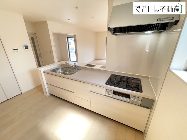【キッチン】 | Livele Garden.S上里町七本木 第6　新築住宅 | ≪1号棟≫共働きでも無理なく使える効率的なレイアウト。夕食の準備も、家族の会話を楽しみながら進められる、心地よいキッチンです。
現地(2026年7月撮影)