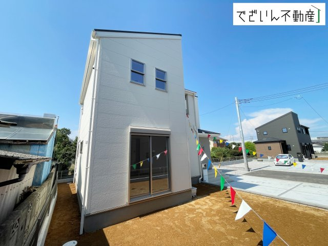 【外観】 | Livele Garden.S上里町七本木 第6　新築住宅 | ≪1号棟≫街並みに馴染む、シンプルで洗練された佇まい。暮らしにちょっとした遊び心を添えてくれるお家です。
現地(2026年7月撮影)